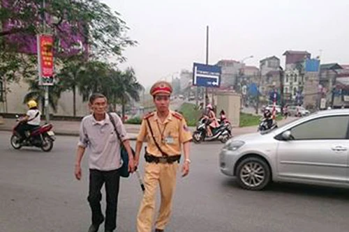 Hà Nội: CSGT giúp cụ ông bị lạc tìm thấy gia đình