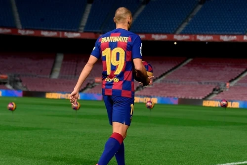 [ẢNH] Tiền đạo tân binh ra mắt Barca trong cảnh đìu hiu