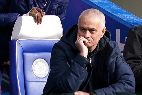 [ẢNH] Jose Mourinho cười bí hiểm khi lần thứ hai thua học trò cũ Frank Lampard
