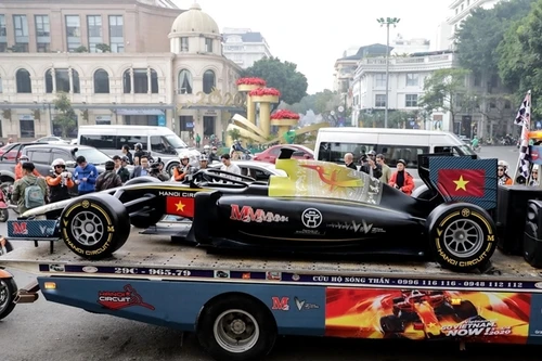 [ẢNH] Người Hà Nội thích thú ngắm mô hình xe F1 sống động như thật