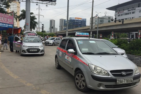Khó quản taxi ngoại tỉnh đeo biển Hà Nội