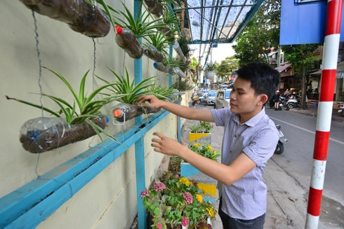 Chàng trai đam mê biến bãi rác thành vườn hoa