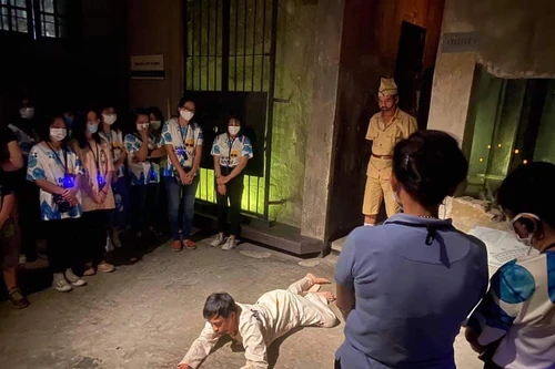 Tour tham quan đêm Nhà tù Hỏa Lò đắt khách