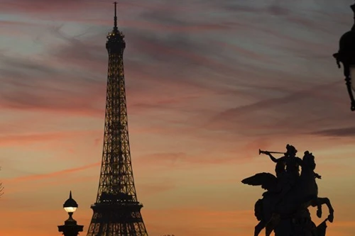 Kẻ đâm một cảnh sát Paris đến chết đã bị hạ gục