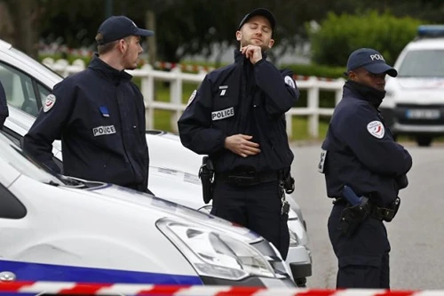 Đang tác nghiệp các fan đánh nhau, loạt nhà báo Nga bị bắt