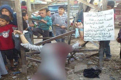 Sốc: Quân Nhà nước Hồi giáo IS cho trẻ con đá đầu một binh sĩ Syria bị cắt rời