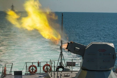 [ẢNH] Uy lực kinh hoàng từ "hỏa thần" AK-630M2 Nga có thể "khạc" 10.000 phát/phút