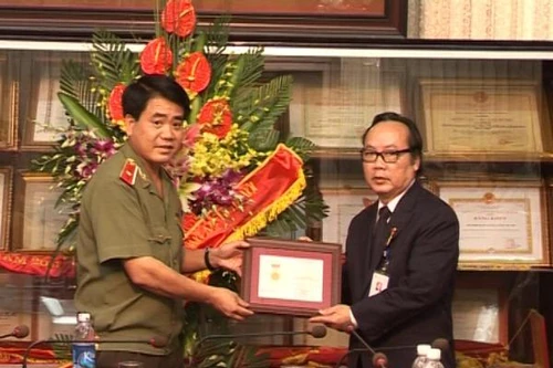 Trao kỉ niệm chương bảo vệ ANTQ cho Tổng giám đốc Đài PTTH Hà Nội 