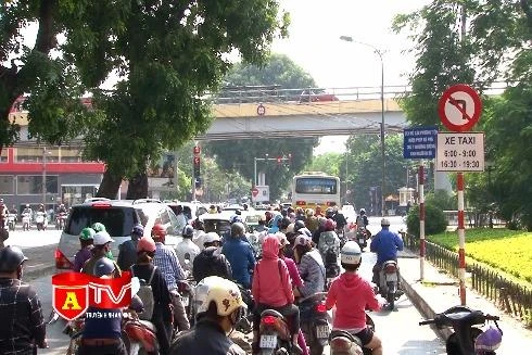 Ý kiến của dư luận xung quanh đề xuất cho phép taxi đi vào giờ cao điểm