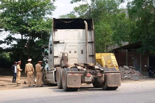 Người phụ nữ rửa xe bên đường bị xe đầu kéo đâm tử vong