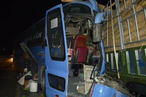Quảng Ngãi: Ô tô khách đâm xe chở gỗ, 14 người thương vong