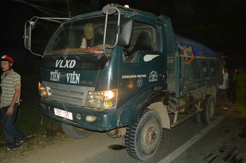 Ô tô va chạm xe máy, một giáo viên tử vong