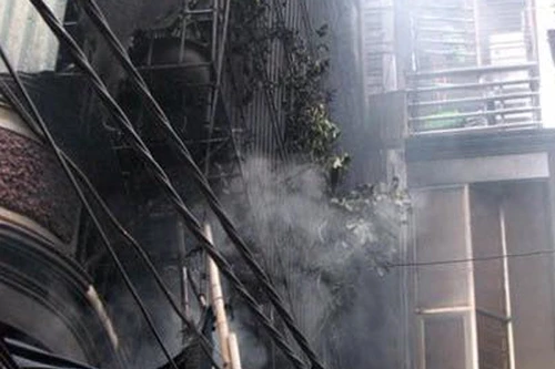Cháy nhà 3 tầng trên phố Khương Trung