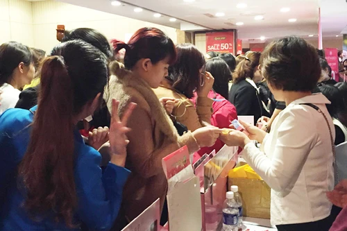 Toát mồ hôi mua hàng hiệu giảm giá