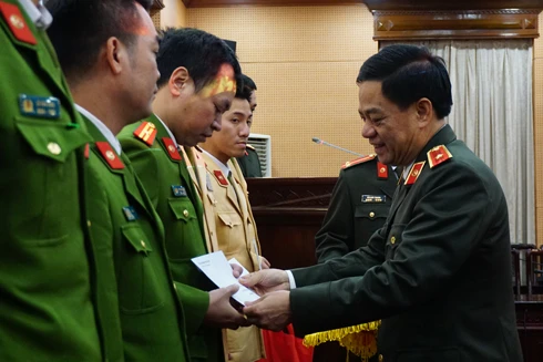 Tặng quà thân nhân cán bộ chiến sỹ có hoàn cảnh khó khăn