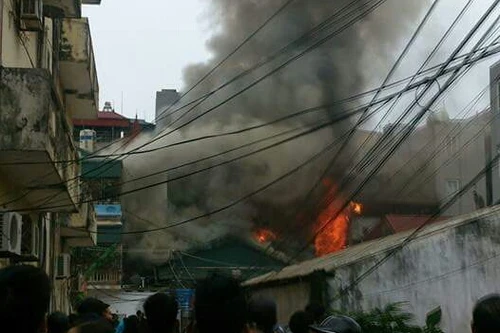 Xảy cháy nhà dân trong ngõ Tân Xuân, Hà Nội