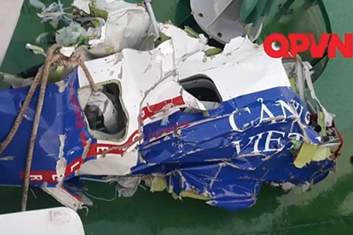 Cảnh vớt mảnh vỡ máy bay CASA 8983 trôi dạt trên biển
