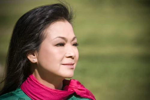 Ca sỹ Khánh Ly hát "Nhớ mùa thu Hà Nội"