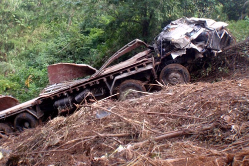 Xem kéo “xác” ôtô 15 tấn gặp nạn ở đèo Bông Lau
