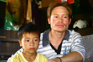 Kỳ lạ bố mẹ người dân tộc Cơtu đẻ con như "Tây"