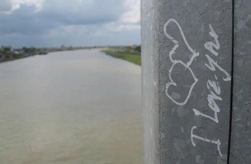 Xem tình yêu vắt trắng thành cầu