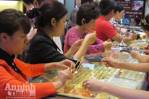 Người dân đội mưa gió đi mua vàng