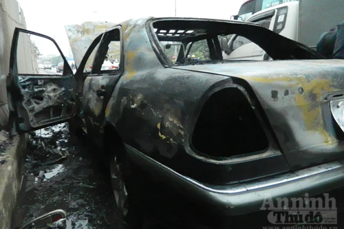 Mercedes E300 hóa tro tàn trên phố Nguyễn Xiển