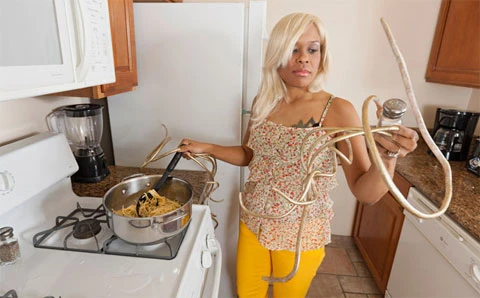 Cuộc sống của người có móng tay dài 6,1m