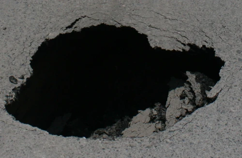 “Hố tử thần” xuất hiện giữa phố Láng Hạ