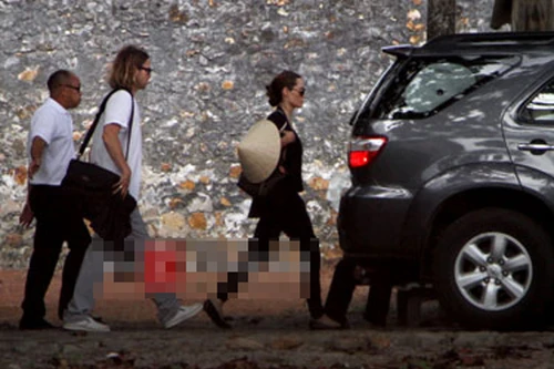 Angelina Jolie- Brad Pitt dạo biển và thăm chuồng cọp Côn Đảo