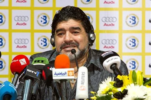 Maradona xỉa xói Pele nặng nề