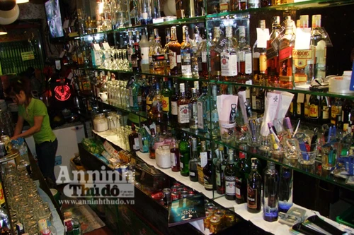 Kinh ngạc cảnh nhảy nhót ở quán bar “chui”