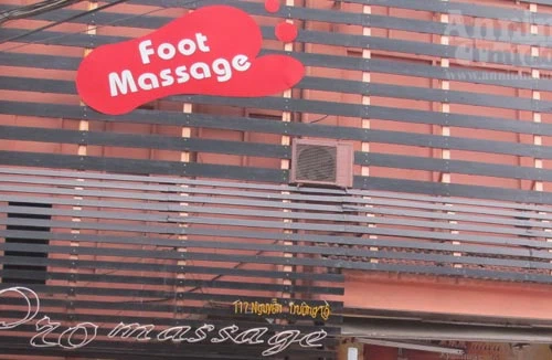 Nữ nhân viên massage ngã nhào từ tầng thượng đã tử vong