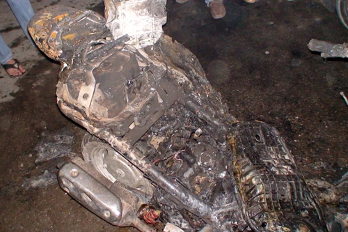 Xe Attila cháy dữ dội trên cầu Định Công