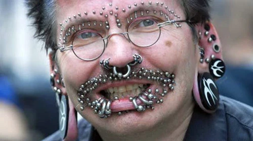 Người đàn ông nhiều "lỗ" nhất thế giới