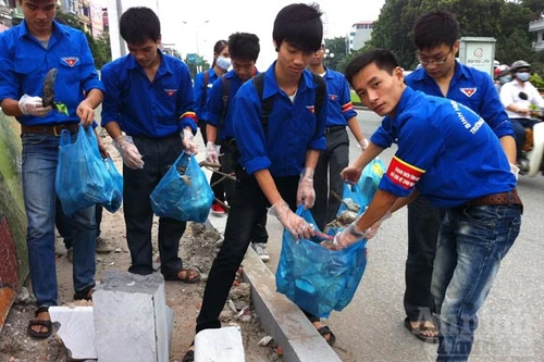 Tình nguyện đi nhặt rác dọc con đường gốm sứ