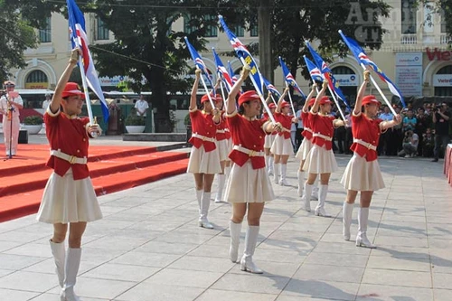 Xem các đoàn Nhạc cảnh diễu hành quanh hồ Gươm