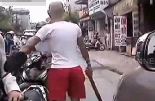 Trai làng "phân làn giao thông" bằng… điếu cày