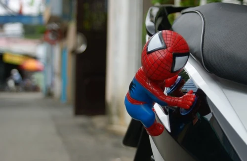 Rộ mốt treo “người dơi, người nhện” lên xe máy