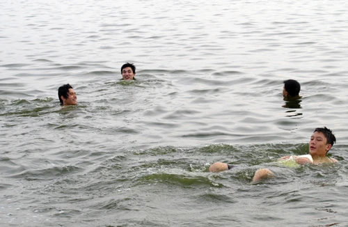 Sung sướng bì bõm ở “bể bơi” hồ Tây giữa ánh chiều tà