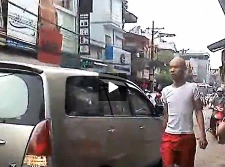 Người "phân làn bằng điếu cày" là thợ sắt?