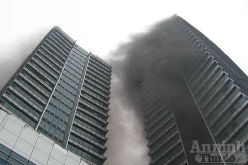 Hãi hùng cảnh khói lửa ở tòa nhà 33 tầng