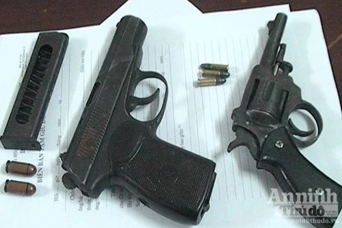 Kè kè 2 súng quân dụng để... phòng thân 