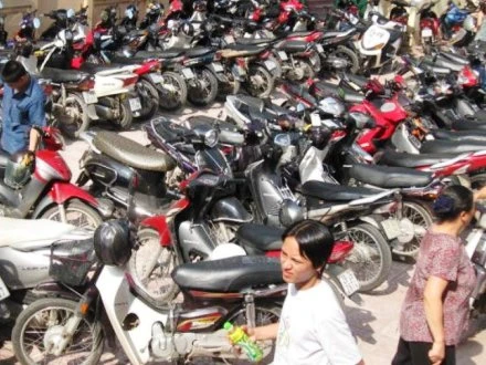 Bãi trông xe thu gấp...10 lần giá vé nhà nước