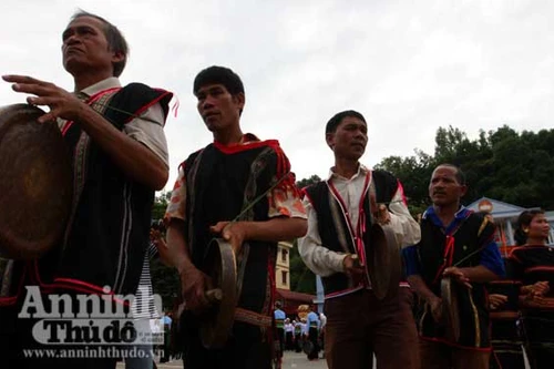 Màn trình tấu dàn cồng chiêng dân tộc Mường lớn nhất