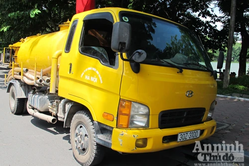 Liều lĩnh đem phân đổ ngay sát hồ Gươm