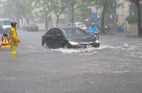 Mưa lớn, Hà Nội lại chìm trong biển nước