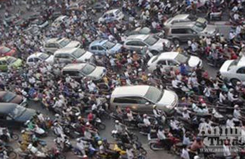 Đường Hà Nội ùn tắc vì có quá nhiều xe cá nhân