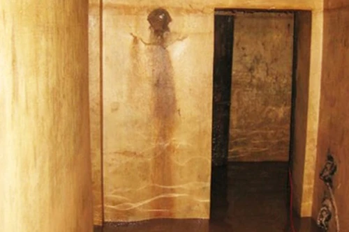 Bì bõm lội vào căn hầm nằm dưới lòng khách sạn 110 tuổi