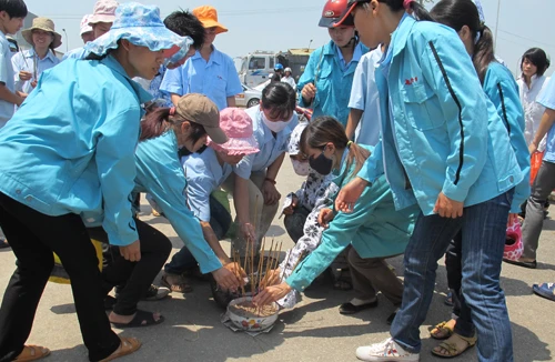 Loạt clip vụ bảo vệ lái ôtô húc chết công nhân